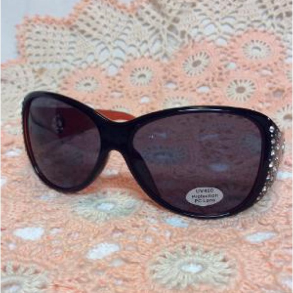 2023 Brand New Fashion Women’s Sunglasses Shades in packaging
